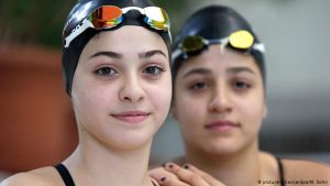نتفليكس تبدأ تصوير فيلم “the swimmers” عن رحلة السبّاحتين السوريتين سارة ويسرى مارديني