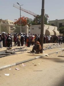 ” شباك الخارجية لمن استطاع اليه سبيلا” استمرار معاناة اللاجئين من النوم بجوار المبنى إلى طوابير طويلة مزدحمة للحصول علي رقم