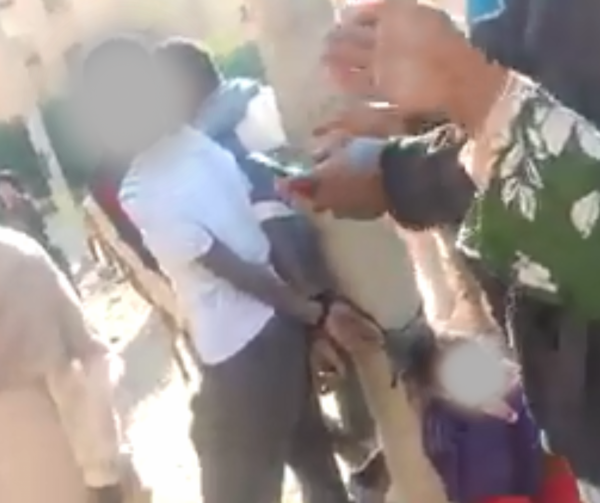 الصورة: لقطة من فيديو متداول يظهر الإعتداء على وضرب طفلين من ملتمسي اللجوء، الأحد ٤ ديسمبر ٢٠٢٢. وسائل التواصل الإجتماعي ©