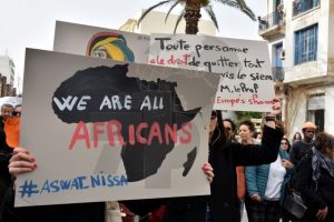 “تسقط الفاشية .. تونس أرض إفريقية” – مئات المتظاهرين ينددون بتصريحات قيس سعيد