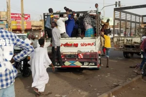 من السودان إلى مصر: الرحلة محفوفة بمخاطر مهولة، وبلاغات عن نهب أموال وممتلكات من يحاولون مغادرة السودان، وفاة شاب مصري بسبب نقص الأنسولين،