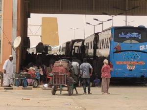 من السودان إلى مصر: أوضاع فوضوية على الحدود المصرية السودانية وغياب للمنظمات الإغاثية والأممية والبدء في التغطية الإعلامية اليوم