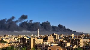 مع اقتراب الاشتباكات من اماكن اقامتهم … اصابة طالبين مصريين ومناشدات من المصريين فى السودان بسرعة اجلائهم وشكاوى حول الوصول للمياه والطعام والكهرباء، والحكومة تدرس “إمكانية” الإجلاء