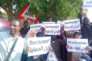 اللاجئون/ات من جنسيات أفريقية من ذوي الإعاقة يحتجون أمام مفوضية اللاجئين، واخفاء مدير ” حقوق اللاجئين الأفارقة” بعد نشرهم بوست عن الاحتجاج