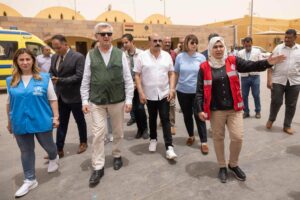 المفوض السامي لشؤون اللاجئين في زيارته لمصر:”مفوضية اللاجئين تحاول التواجد على الجانب السوداني من الحدود، ونبحث عبور من فقدوا جوازات سفرهم”