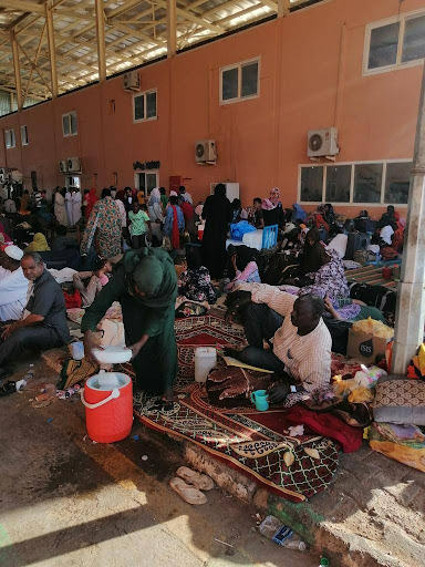 العابرين يفترشون الارض فى معبر ارقين انتظارا لانتهاء أوراقهم والسماح لهم بالعبور ( مصدر الصورة: شهود/ شاهدات من العالقين/ات على معبر أرقين).
