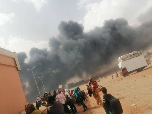 صورة من الحريق عند معبر أرقين على الجانب السودانى، 26 مايو 2023، ( مصدر الصورة: شهود/ شاهدات من العالقين/ات على معبر أرقين).