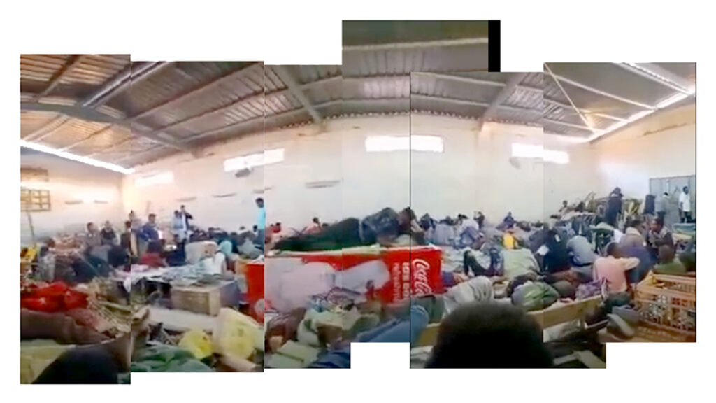 لقطات مأخوذة من مقطع فيديو مسجل داخل قاعدة أبو سمبل العسكرية نشره أحد المعتقلين على الإنترنت. وتقع هذه القاعدة بالقرب من الحدود مع السودان، وتديرها قوات حرس الحدود، وتستخدمها لاحتجاز المهاجرين/ات الذين يتم نقلهم من قواعد أخرى قبل ترحيلهم قسرا. تمت إزالة المصدر لأسباب أمنية.